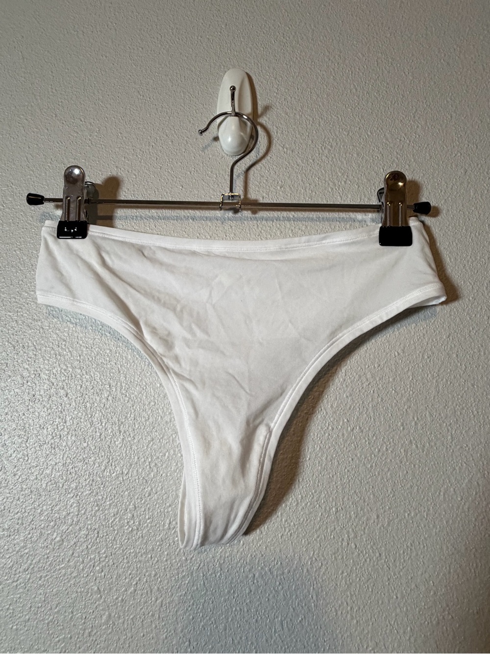 NWOT Skims white fits everybody thong in a Large #skims #intimates